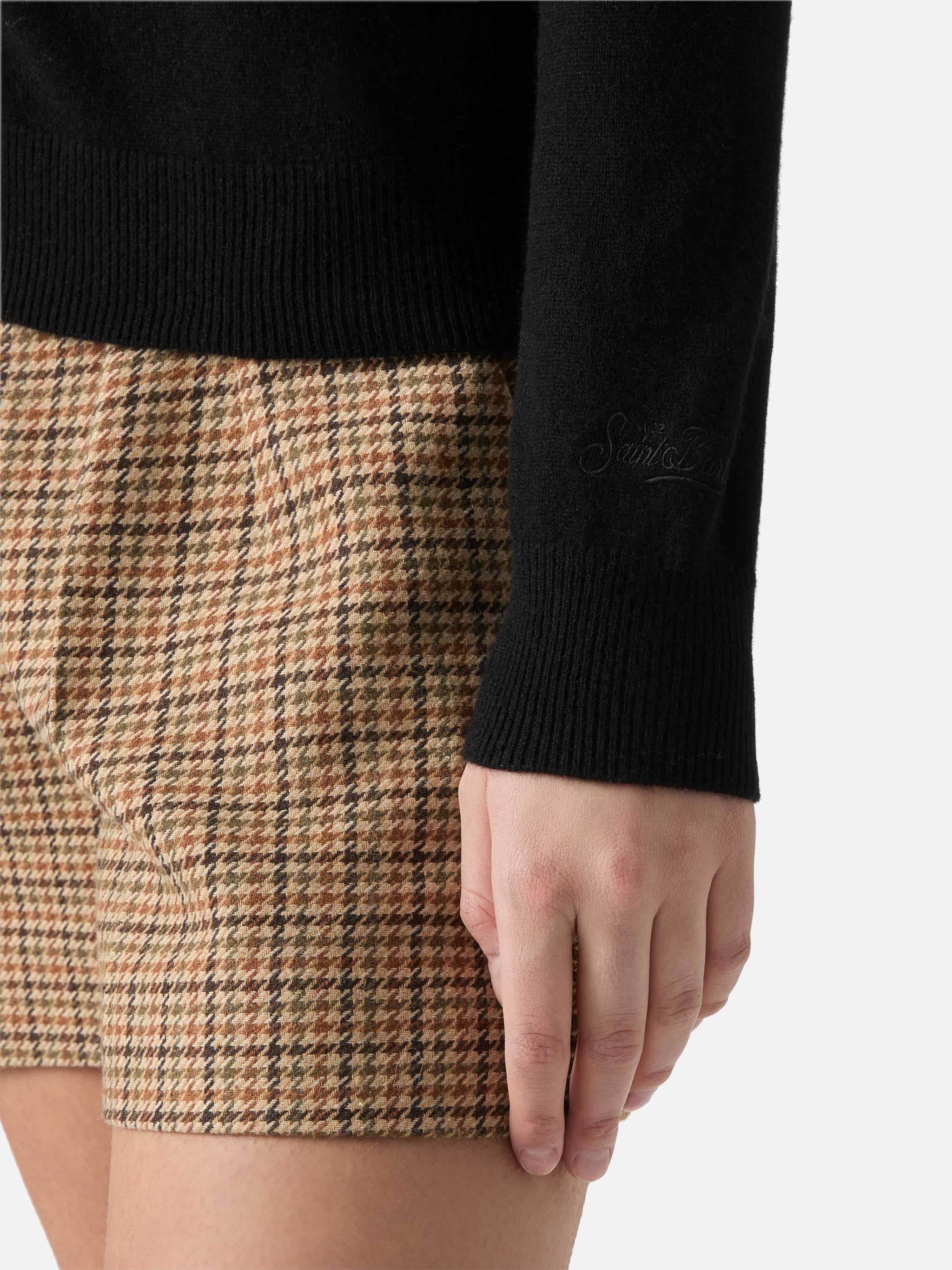 Moody turtleneck sweater in cashmere in black with St. Barth embroidery - Image 4