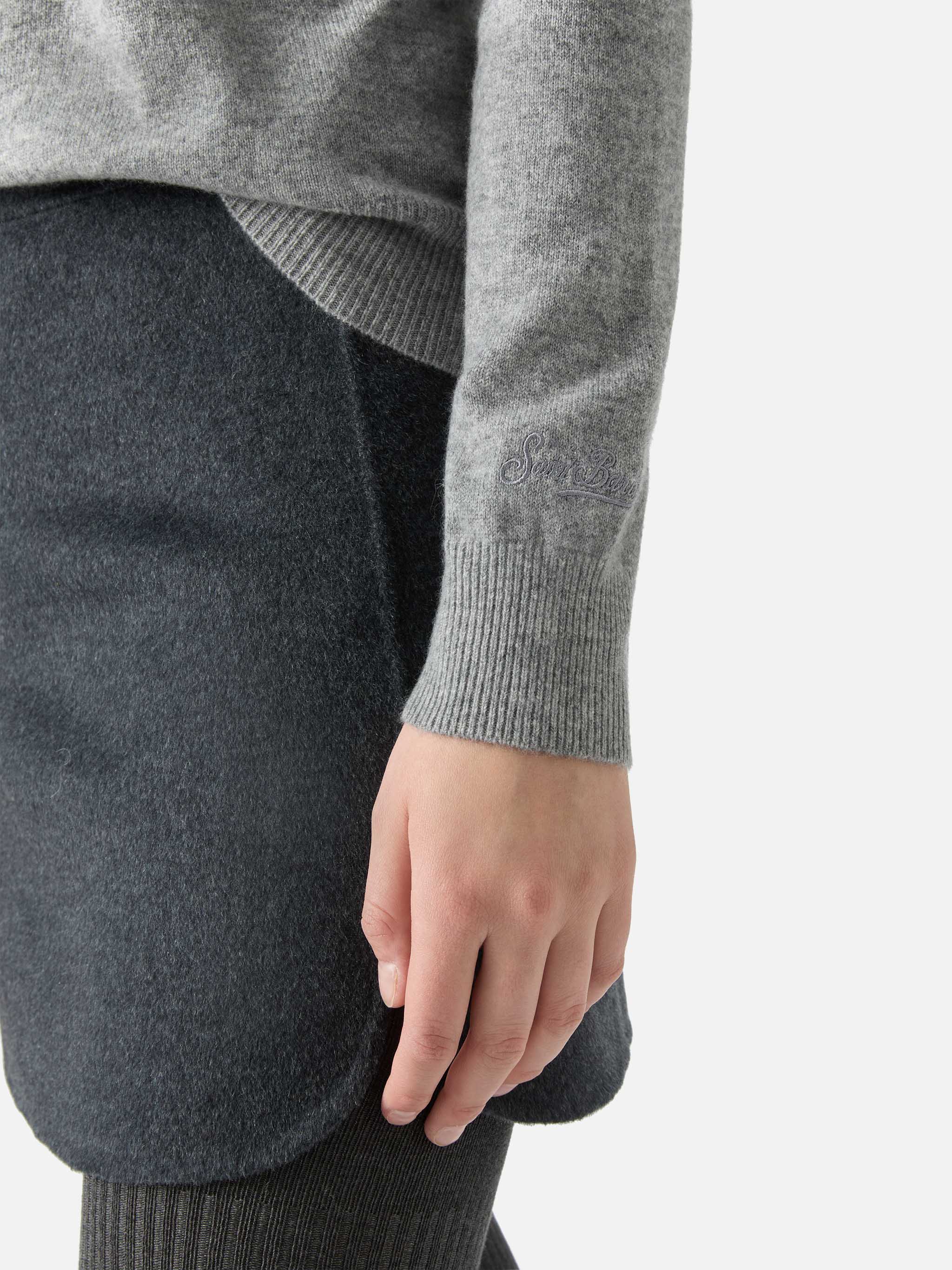 Moody turtleneck sweater in cashmere in grey melange with St. Barth embroidery - Image 4